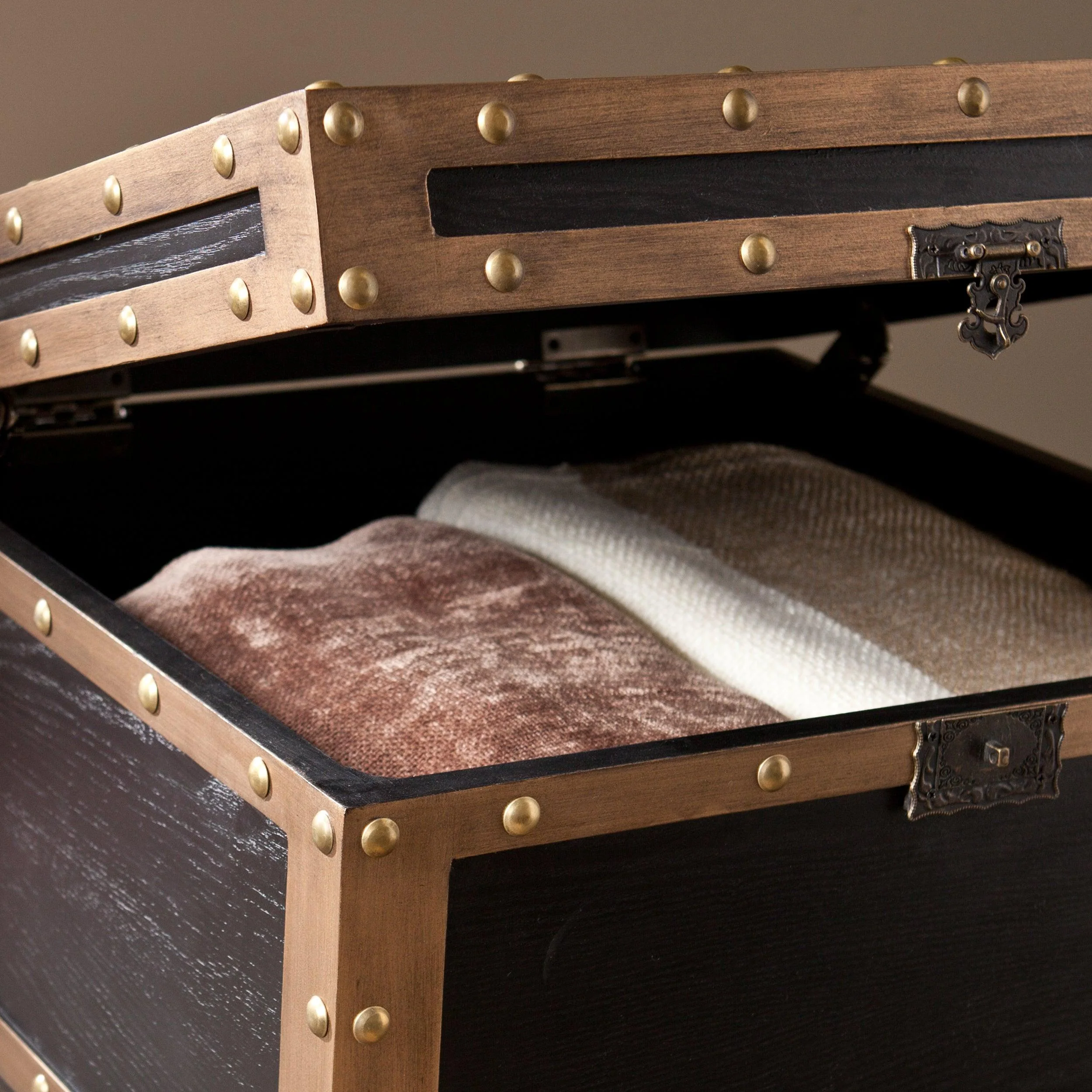 Drifton Travel Trunk End Table - Image 4