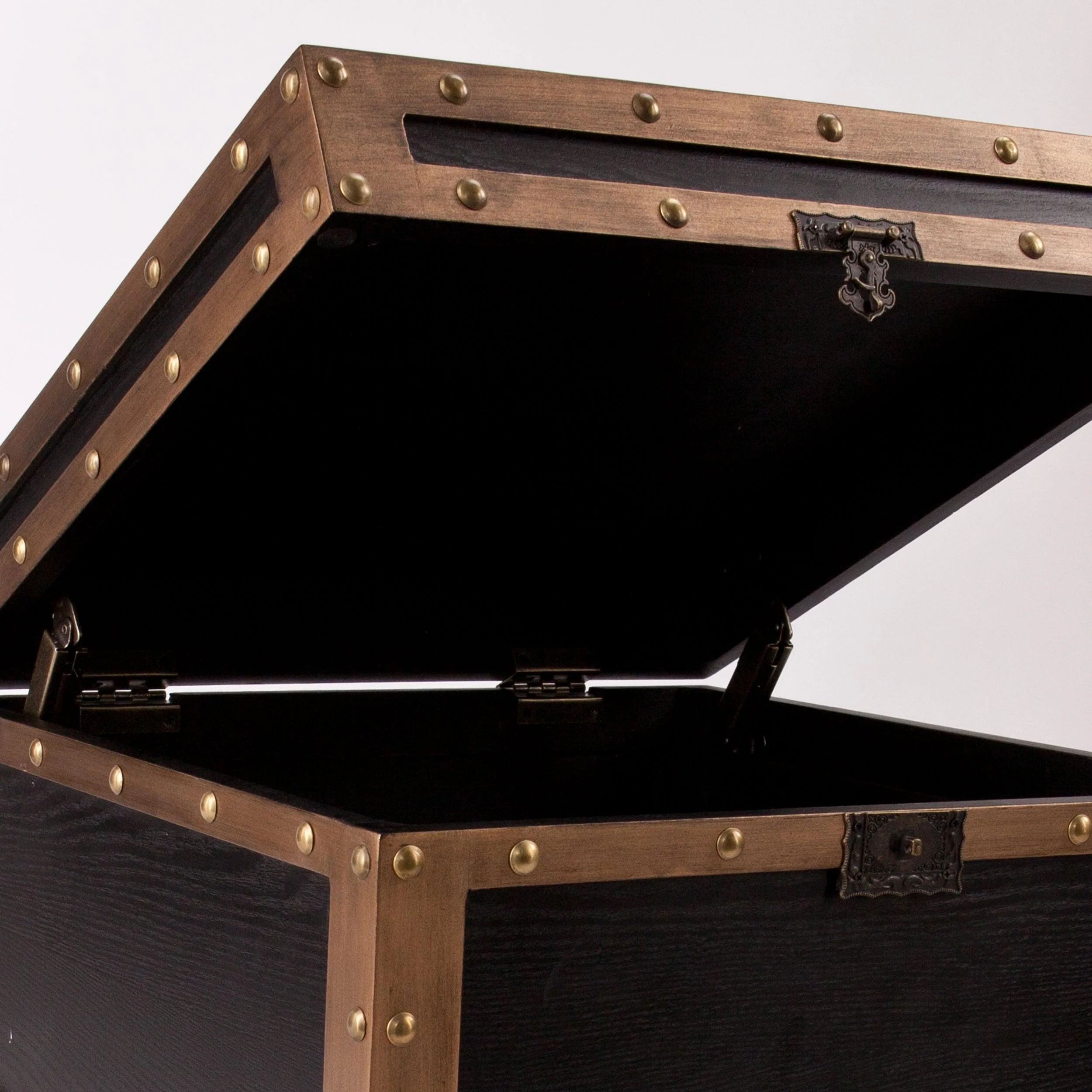 Drifton Travel Trunk End Table - Image 5