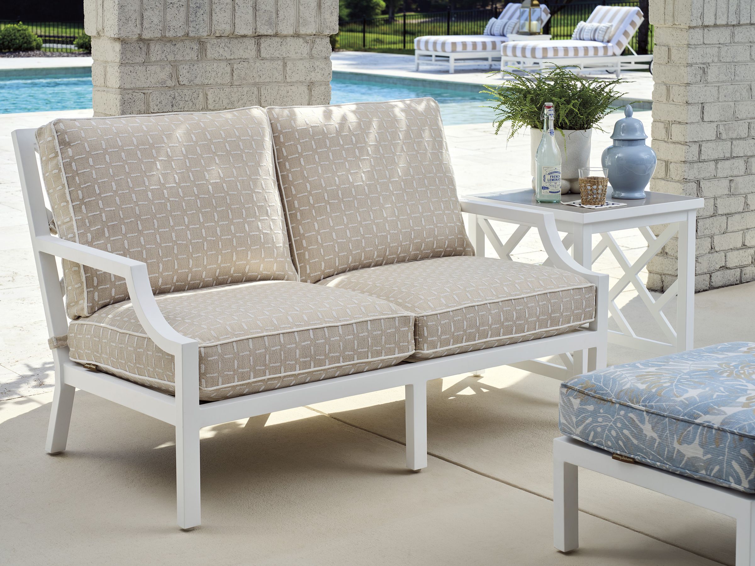 Island Classic Loveseat - Image 4