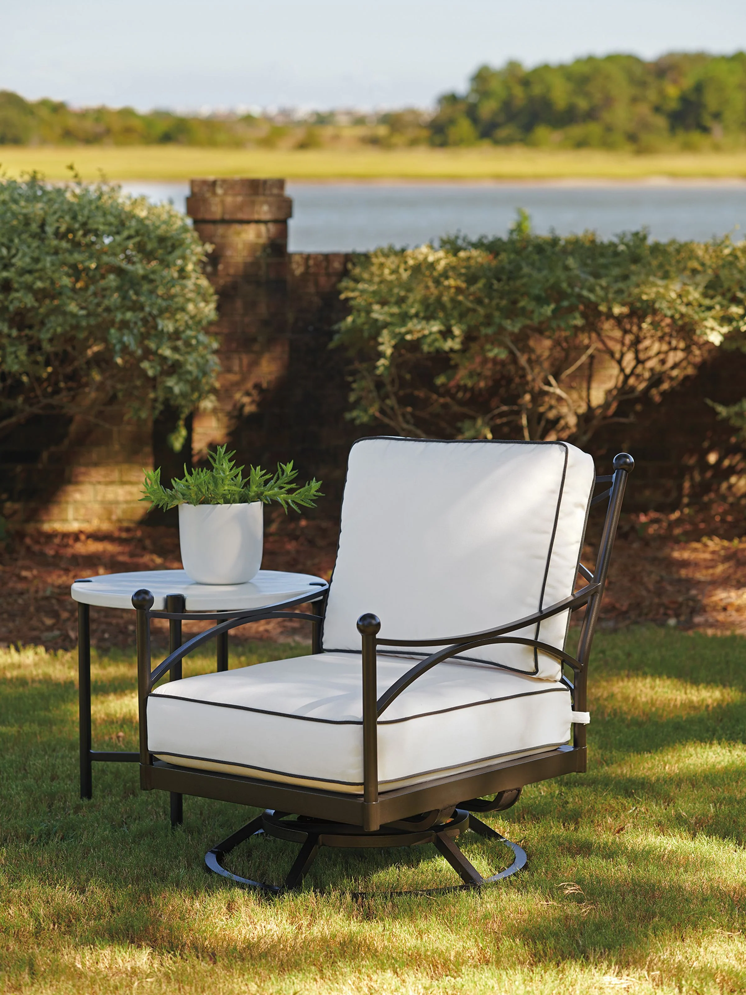 Pavlova Swivel Lounge Chair - Image 2