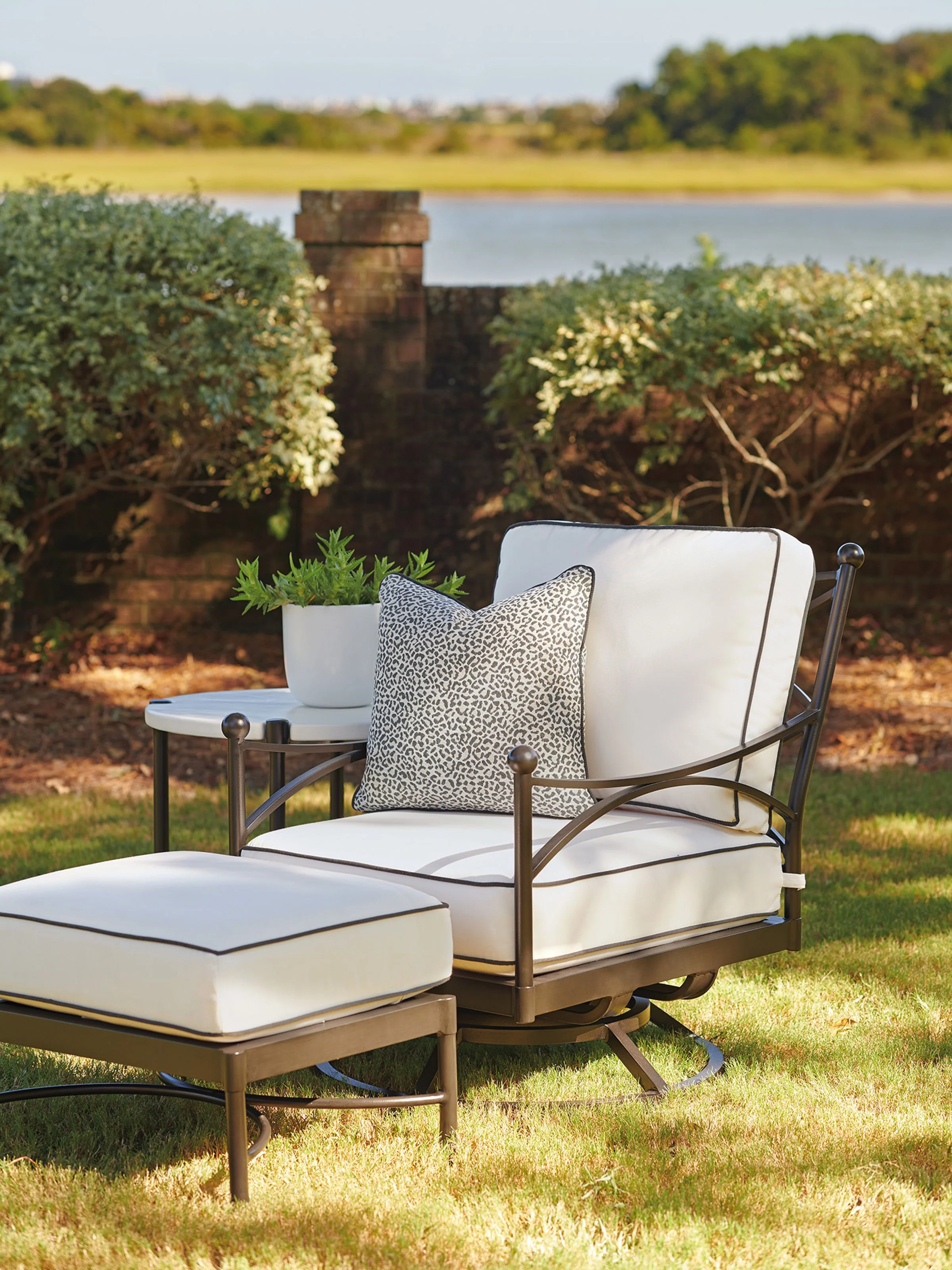 Pavlova Swivel Lounge Chair - Image 5